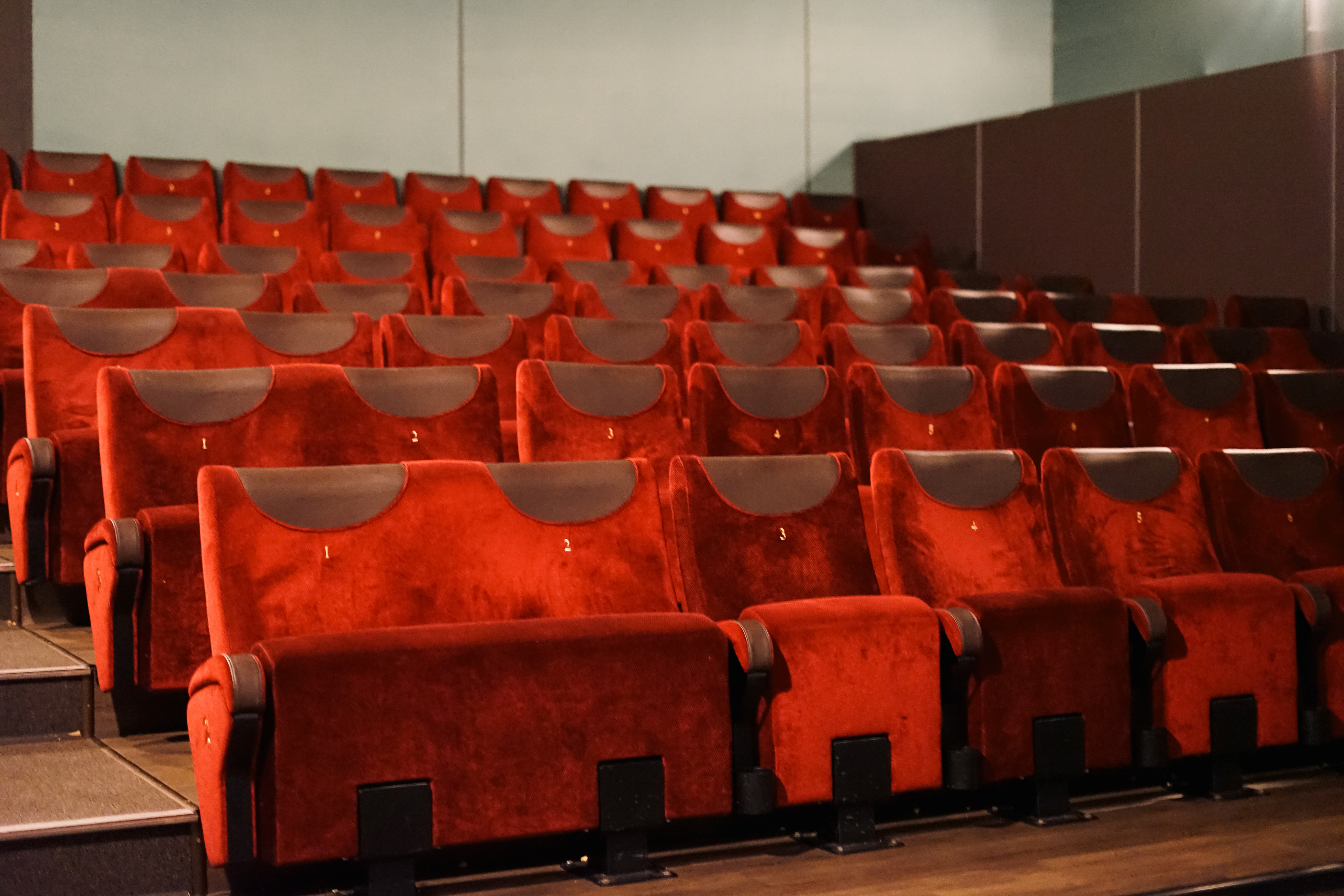 Saal Halbe Treppe