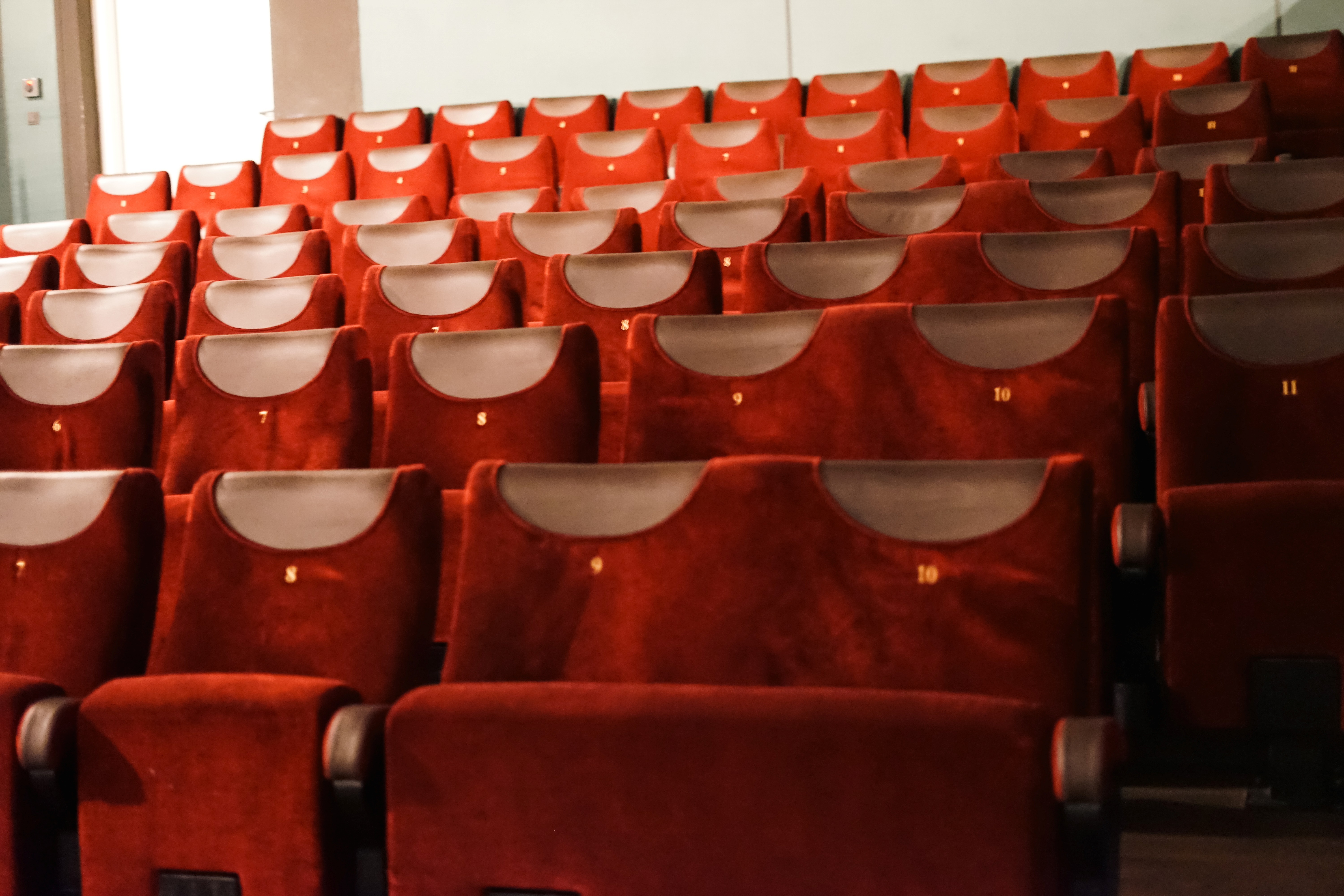 Saal Halbe Treppe