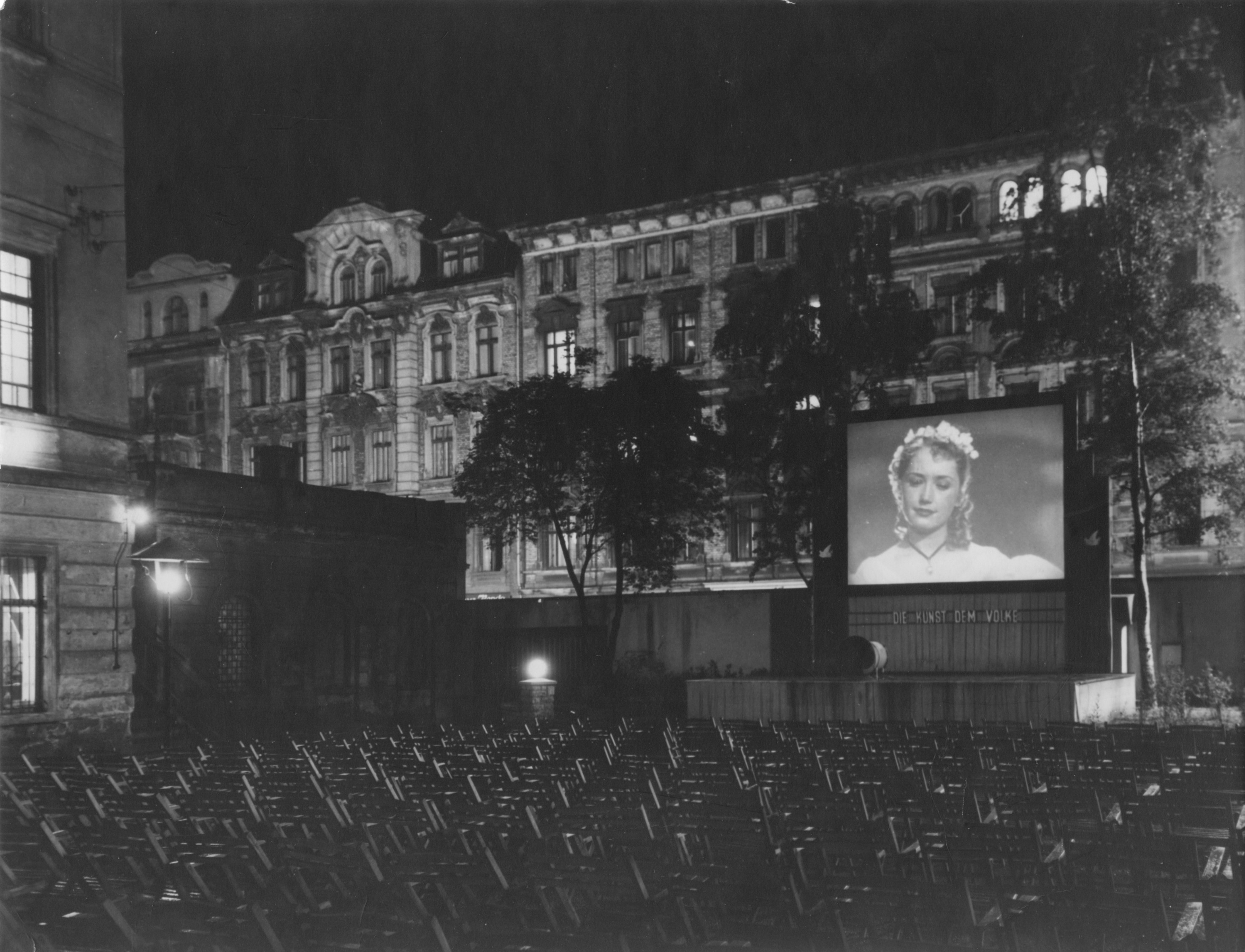 Nach dem Krieg gab es das erste Freilichtkino in Gera im Hof vom METROPOL.