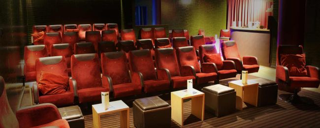 Lounge und Kino in einem bietet die Kinobar im Monopol