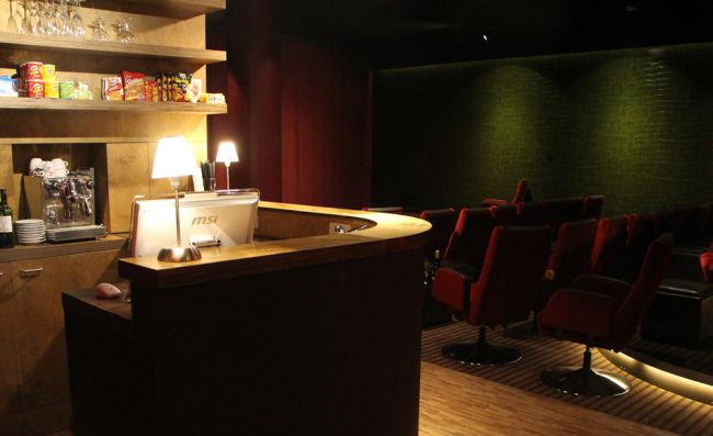 Die Kinobar im Monopol bietet viel Platz und bequeme Sessel