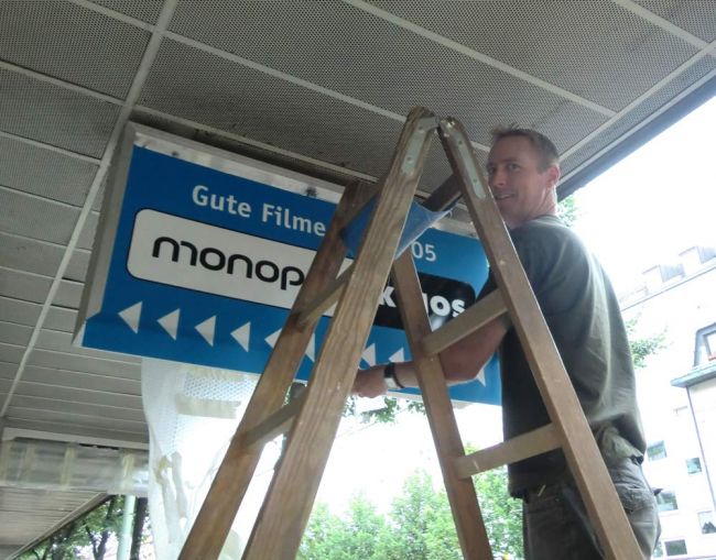 Markus Eisele befestigt die neuen Leuchtschilder an der Schleißheimer Straße