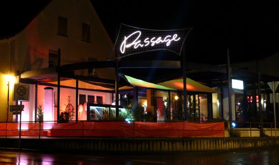 Kino Passage bei Nacht