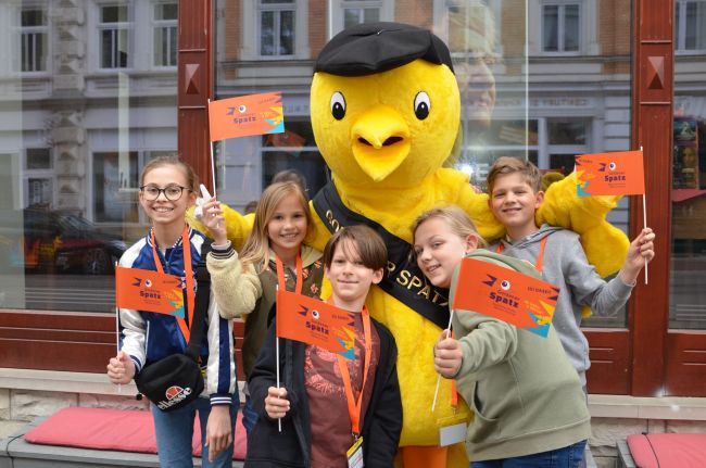 Spatz vor dem Kino