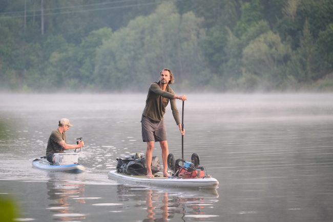 Im Tandem: Regisseur Kai Hattermnn und Christo Foerster auf der Saale. ©Jozef Kubica